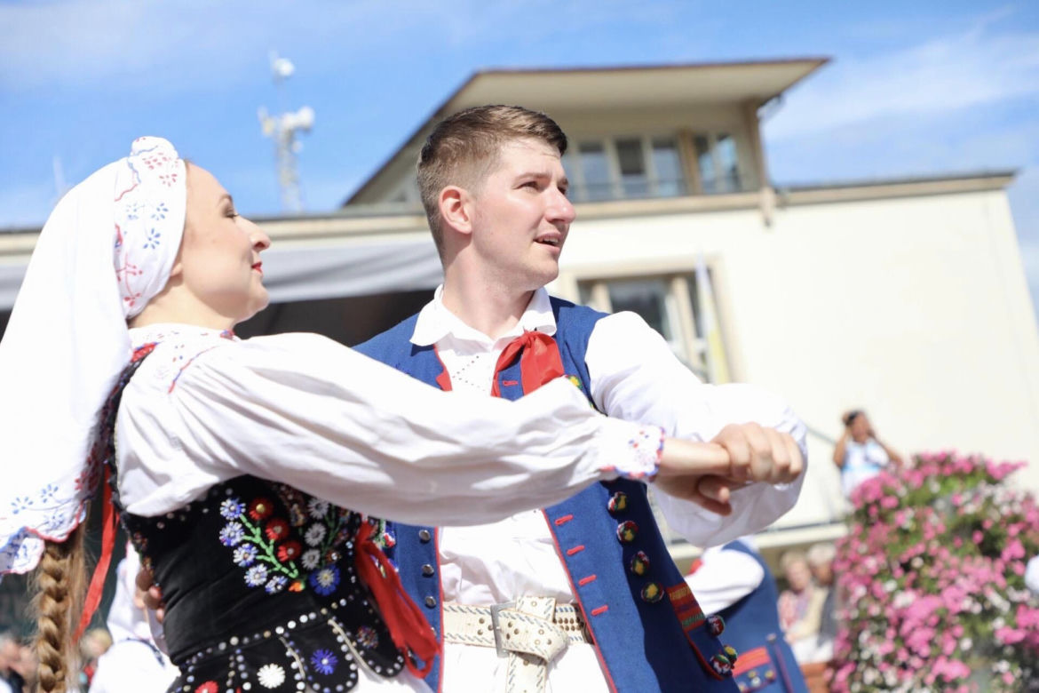 Rozpoczął się 60. jubileuszowy Tydzień Kultury Beskidzkiej. Przyjechało 20 zespołów z całego świata ZDJĘCIA, PROGRAM