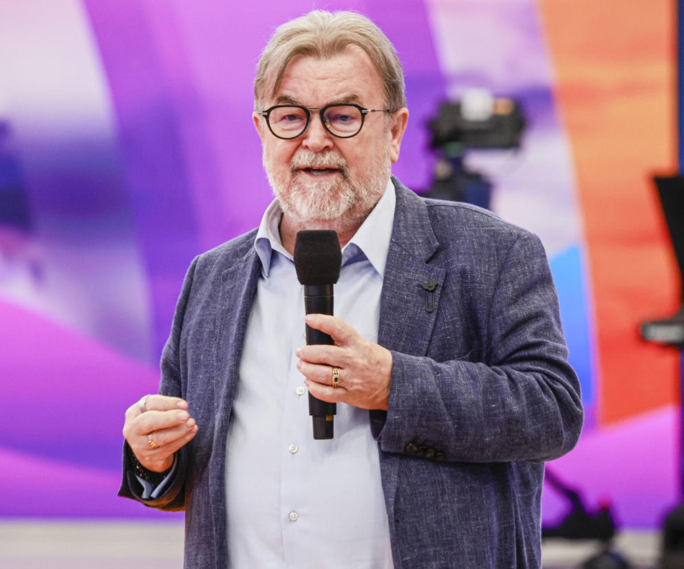 Edward Miszczak z mikrofonem w dłoni. O transferze Julii Wieniawy do Polsatu przeczytasz na SE.