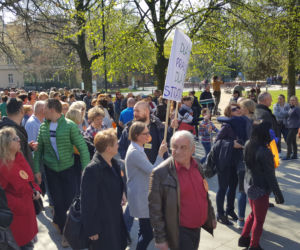 Strajkujący nauczyciele spotkali się na placu Wolności w Bydgoszczy. - Nie poddamy się! [ZDJĘCIA]