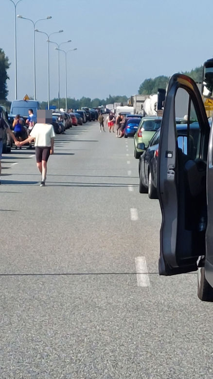 Pożar samochodu na A1. Kierowcy wyszli z aut na jezdnię