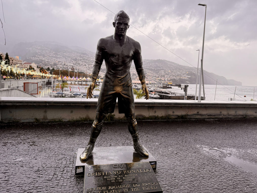 Madera to rodzinna wyspa Cristiano Ronaldo, który urodził się w Funchal. Jeden z poników piłkarza znajduje się przed Muzeum CR7 w porcie w Funchal