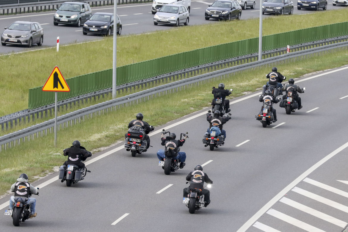 Policjanci pilnują gangu na motocyklach