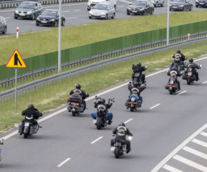 Policjanci pilnują gangu na motocyklach