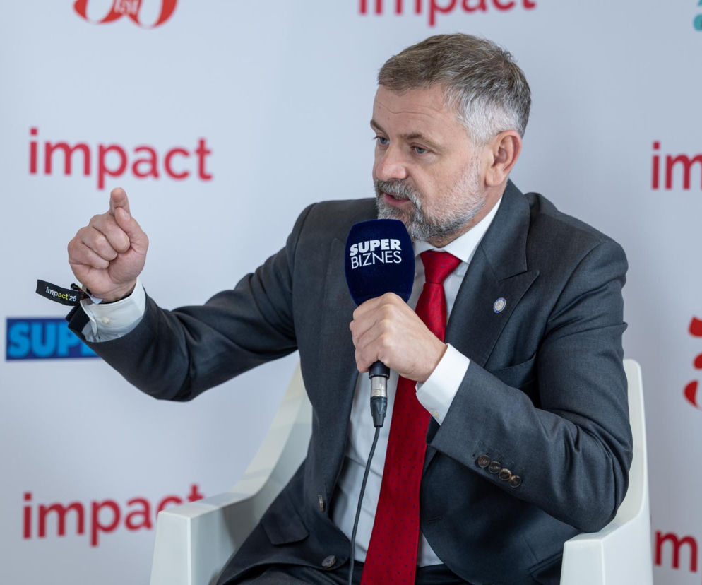 Wiceminister Grzegorz Wrona mówi do mikrofonu Super Biznes o budowie biometanowni przez KGS. Więcej na SE Superbiz.