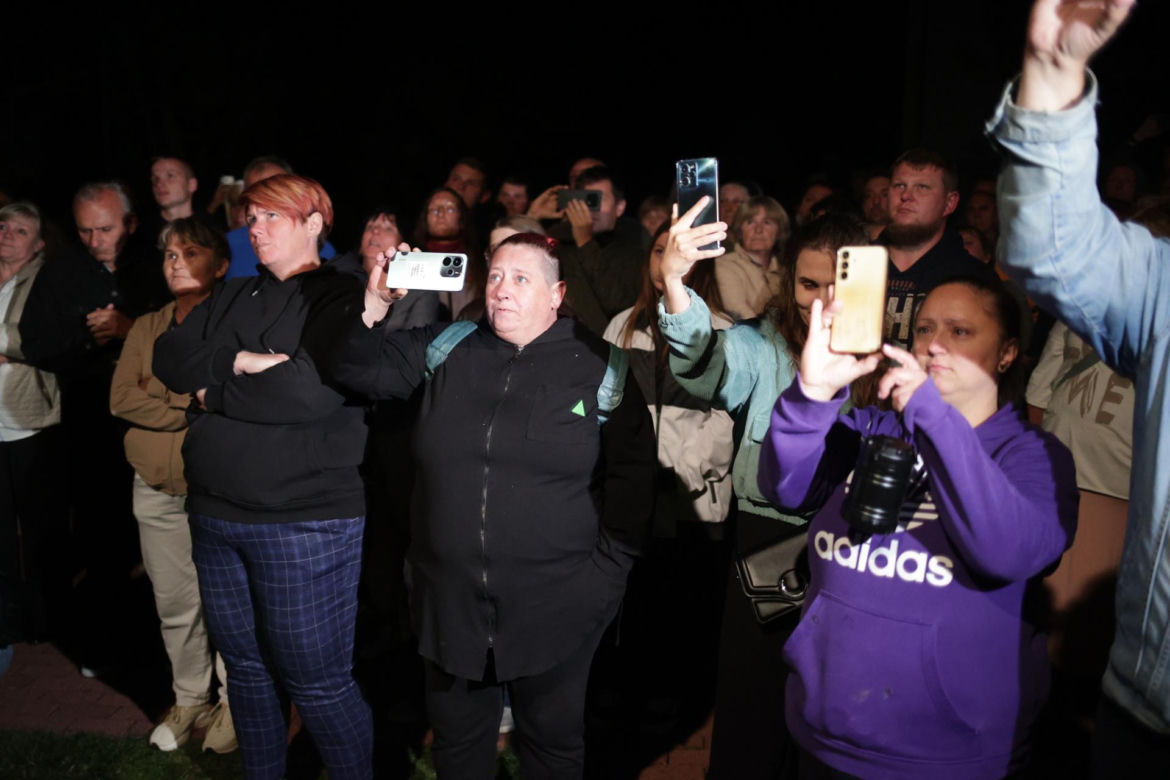 Biskup ewakuowany przez policję. Wierni krzyczeli: "Ty tchórzu!". Nocna awantura w parafii