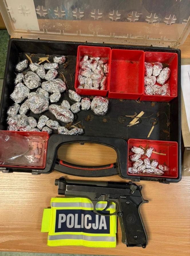 34-latek próbował ukryć narkotyki, ale wpadł przez policyjnego psa