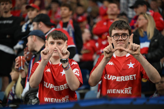 Tak kibice Wisły Kraków bawili się na trybunach. Znajdź się na zdjęciach