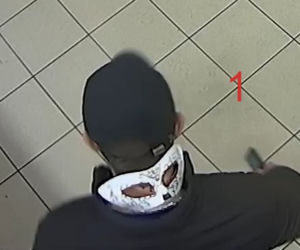 Pobicie obcokrajowców w Toruniu. Policja nadal szuka tych mężczyzn