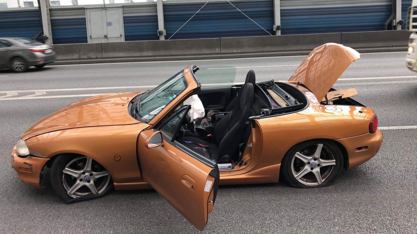 Rozbita Mazda MX-5 - wypadek na trasie S8 w Warszawie