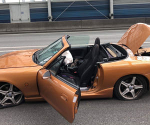 Rozbita Mazda MX-5 - wypadek na trasie S8 w Warszawie