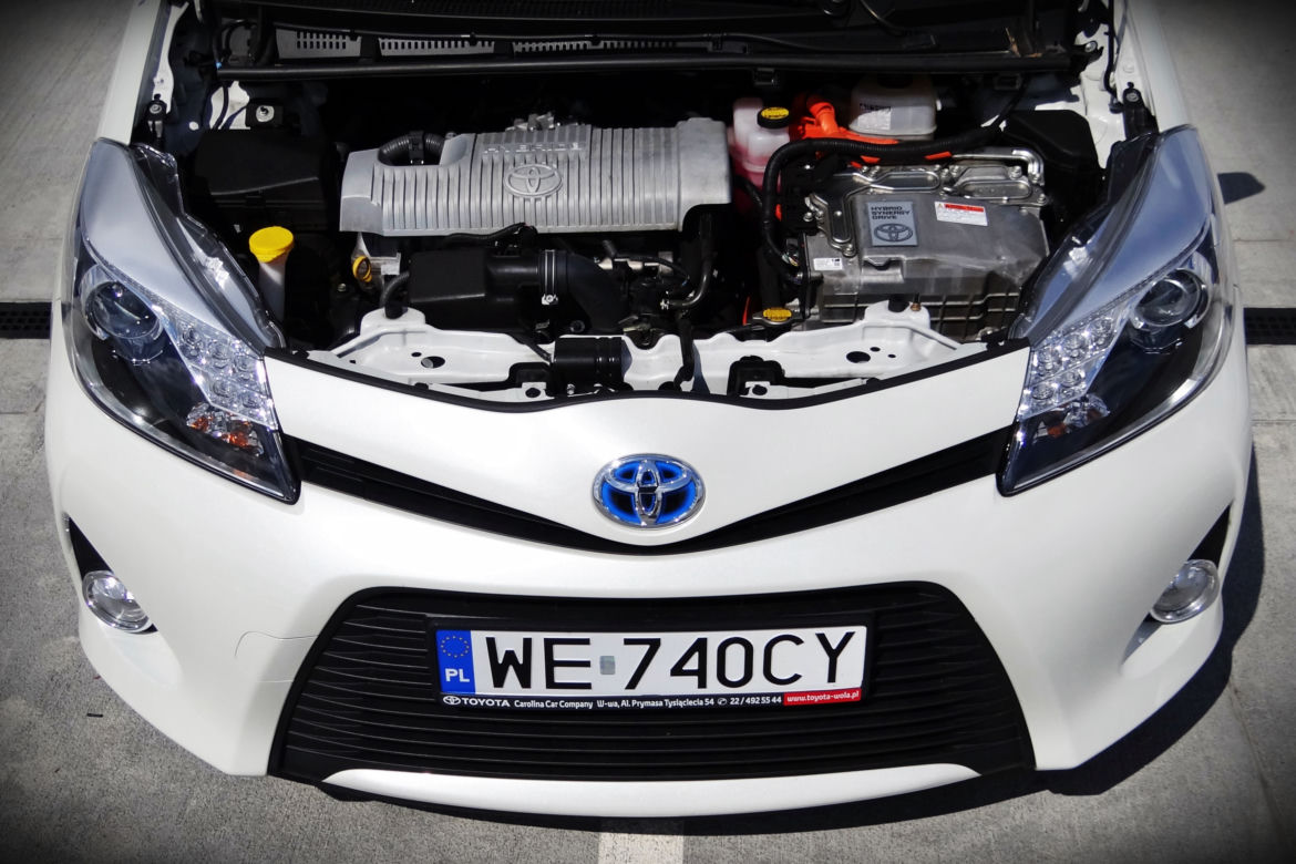 Toyota Yaris Hybrid 100