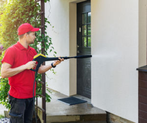 Jak skutecznie umyć elewację z glonów i pleśni? Metody czyszczenia elewacji