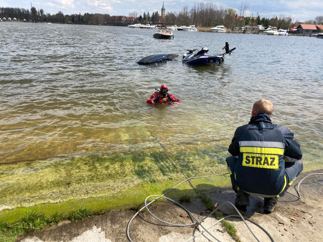Mikołajki. Wodując skuter utopił Mercedesa