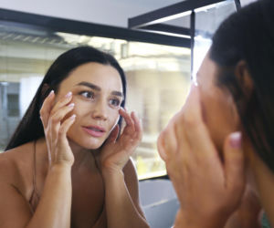 Masz szarą i „zmęczoną” cerę? Ten kuchenny produkt za grosze zdziała cuda w jedną noc