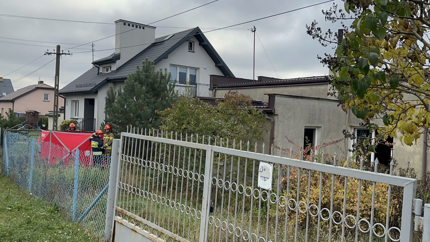 Potworny pożar domu w Nowym Dworze Mazowieckim. Strażacy odkryli dwa zwęglone ciała
