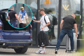 Robert Lewandowski z powiernikiem, ochroniarzem i dwoma walizkami wyleciał do Chicago. Zdjęcia paparazzi z lotniska