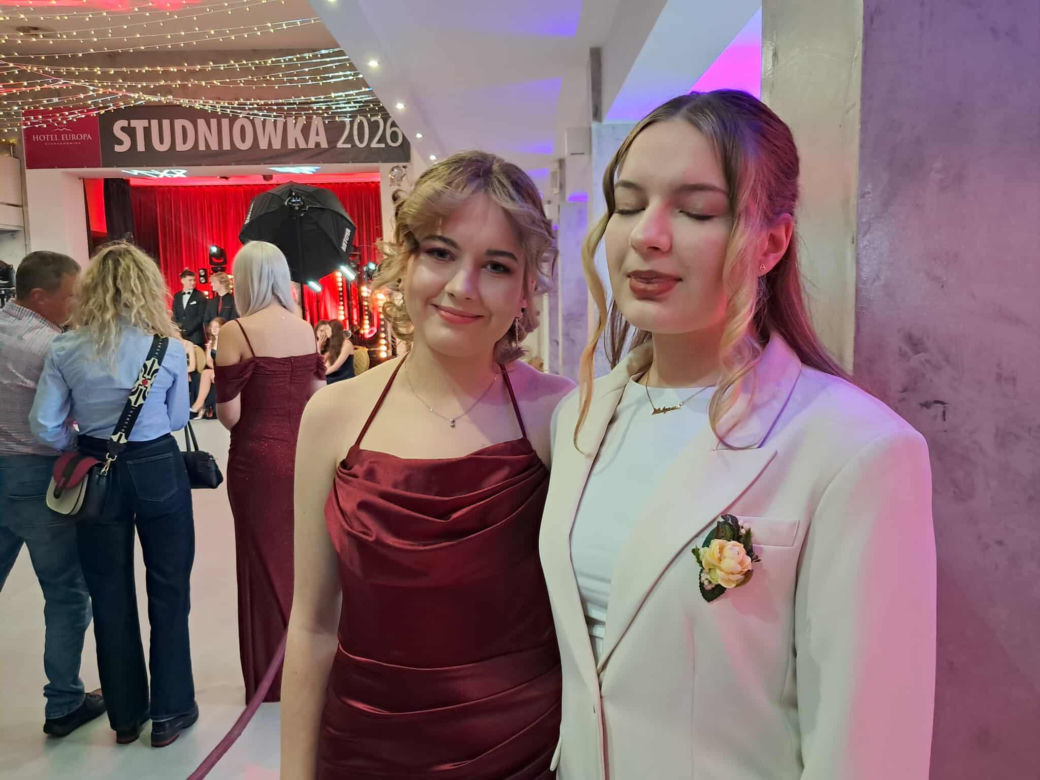 Tak bawili się maturzyści na studniówce skarżyskiego "Erbla". Kreacje jak z czerwonego dywanu