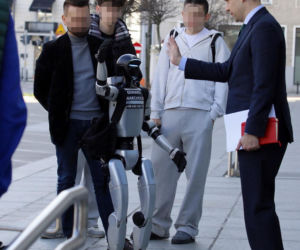 Spotkanie ministra finansów z robotem