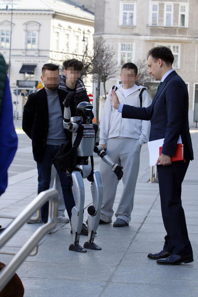 Spotkanie ministra finansów z robotem