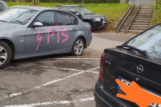 Akt wandalizmu w Sosnowcu. Na zaparkowanych samochodach pojawił się symbol pioruna i napis j...ać PiS. Prezydent mówi o prowokacji [ZDJĘCIA]