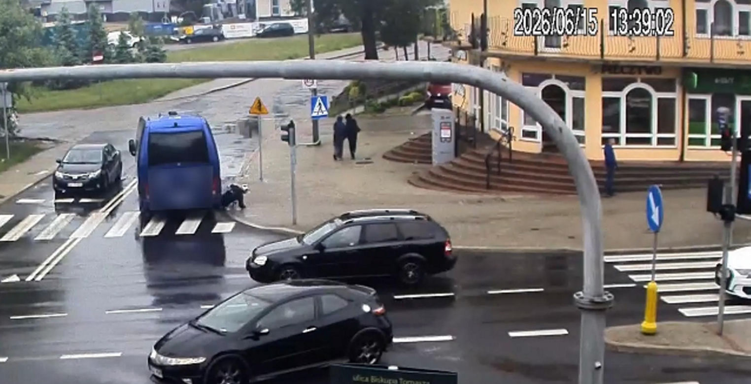 Nastolatek huknął hulajnogą w busa
