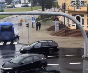 Nastolatek huknął hulajnogą w busa