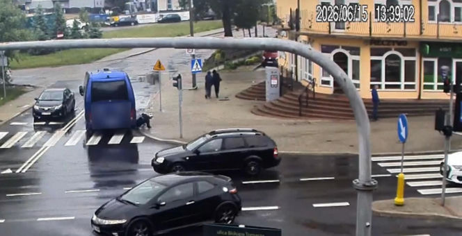 Nastolatek huknął hulajnogą w busa