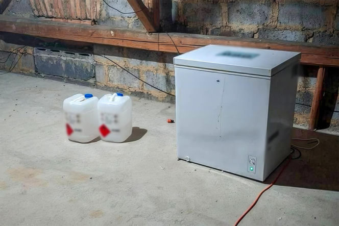 Na terenie posesji w powiecie dębickim funkcjonariusze odkryli kompletną linię produkcyjną, a także ponad 28 kilogramów gotowego mefedronu