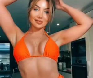Modelka oferuje seks za sprzątanie. Jak umyjesz naczynia, to pokażę ci piersi