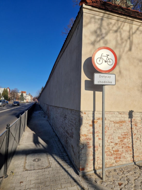 Remont muru kościelnego
