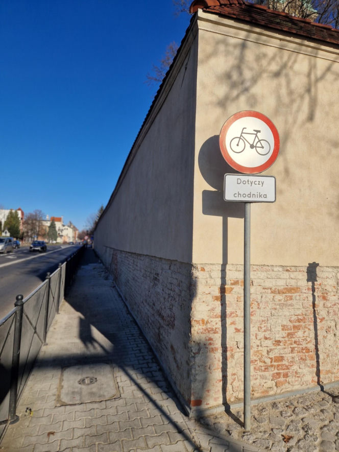 Remont muru kościelnego