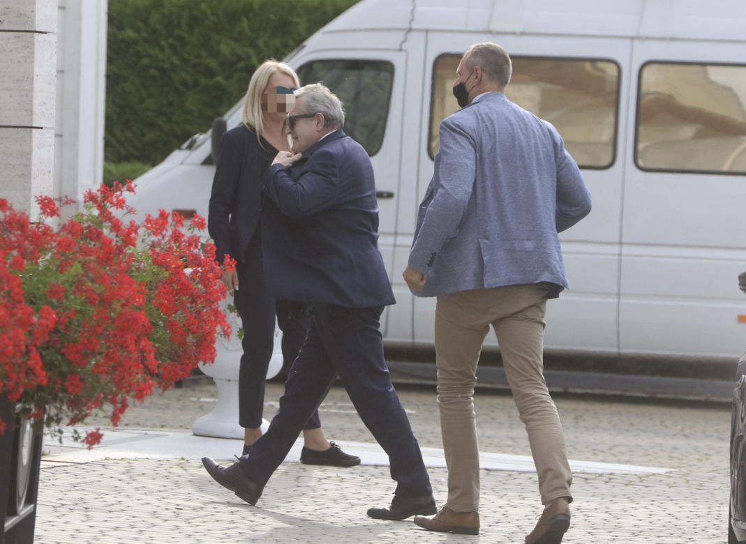 Wyjazd parlamentarzystów PiS na naradę do hotelu w Ożarowie Mazowieckim