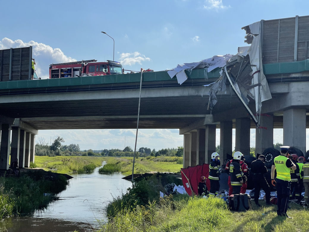 Ciężarowka spadła z wiaduktu na S8 pod Radzyminem