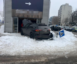 Totalna demolka na Woli. Po kolizji wjechał mercedesem do sklepu