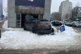 Totalna demolka na Woli. Po kolizji wjechał mercedesem do sklepu
