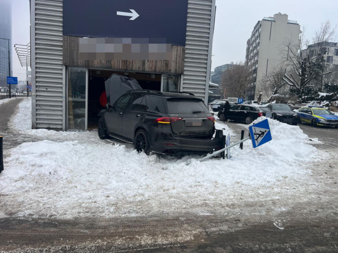 Totalna demolka na Woli. Po kolizji wjechał mercedesem do sklepu