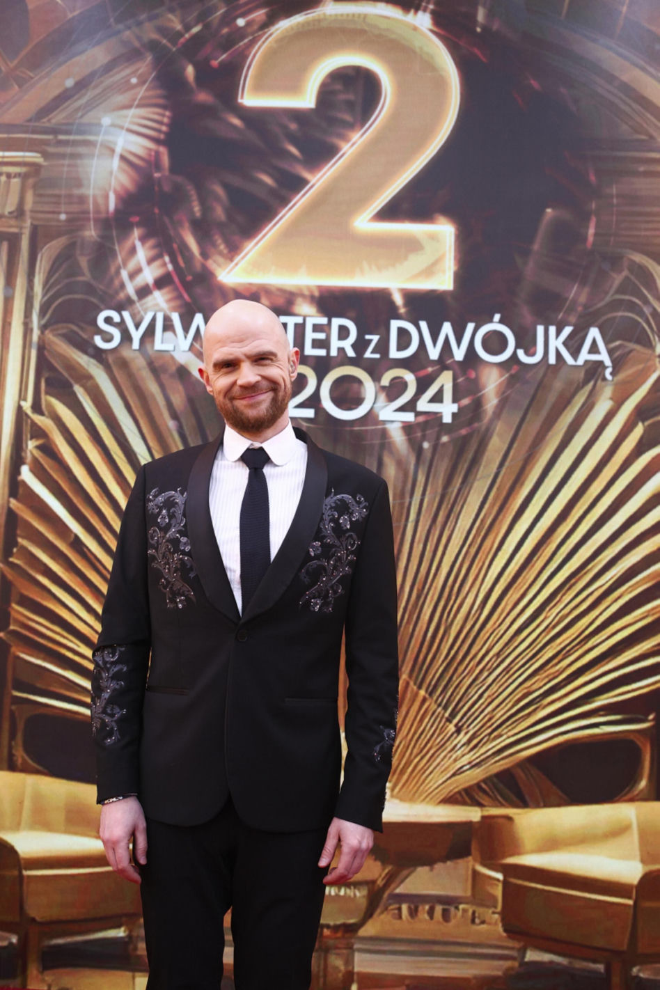 Tak wyglądały gwiazdy prowadzące "Sylwestra z Dwójką"! Krystyna Sokołowska odsłoniła nogi do nieba, a Michalina Sosna założyła "nagą" suknię