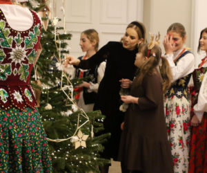 W Pałacu Prezydenckim już święta. Marta Nawrocka z rodziną ubierała choinkę