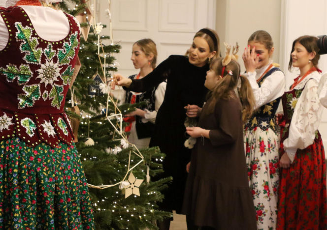 W Pałacu Prezydenckim już święta. Marta Nawrocka z rodziną ubierała choinkę
