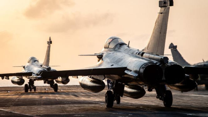 Francuski lotniskowiec na Bałtyku. Historyczne wejście „Charles de Gaulle" do Malmö