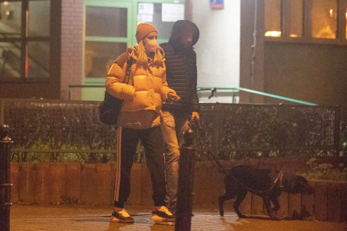 Agnieszka Woźniak-Starak na nocnym spacerze z przyjacielem