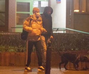 Agnieszka Woźniak-Starak na nocnym spacerze z przyjacielem