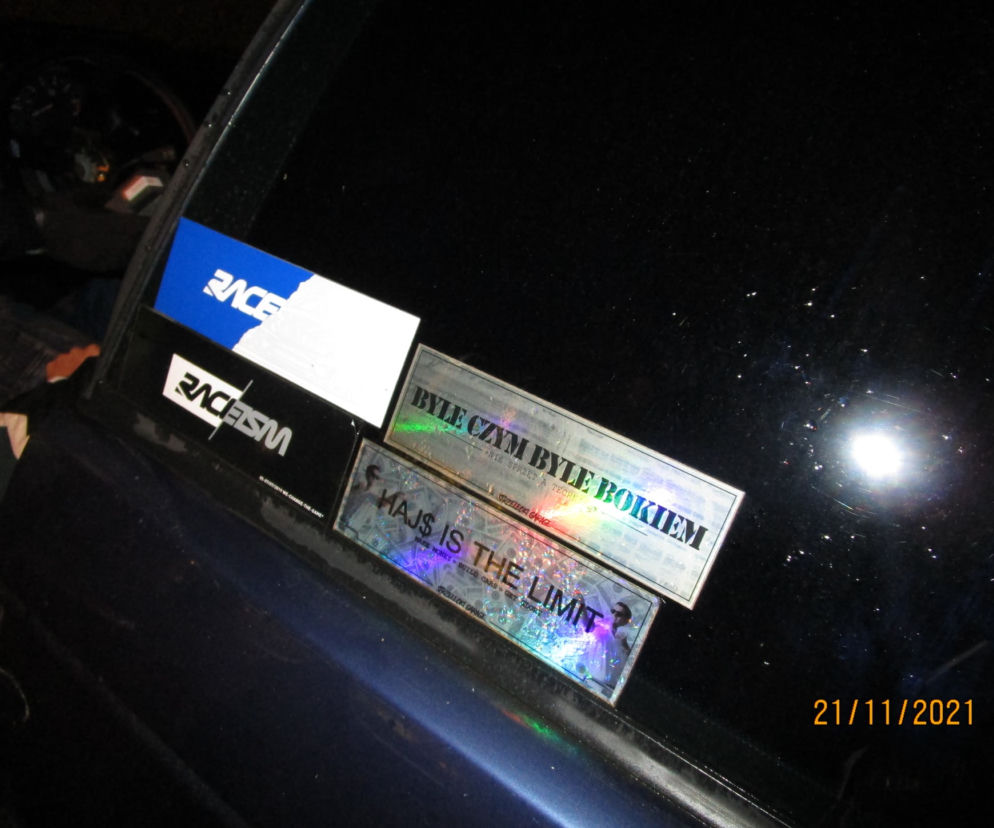Gniezno: 24-letni kierowca BMW uderzył w znak. Chwilę wcześniej dostał ostrzeżenie