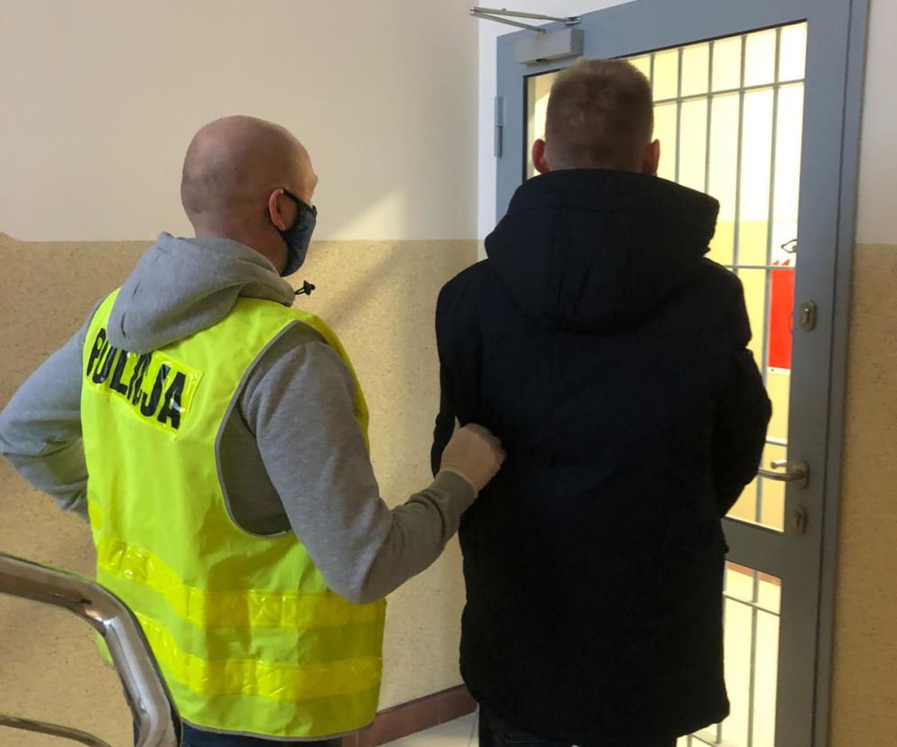 27-letni zbir z Warszawy okradł kobietę metodą na policjanta.