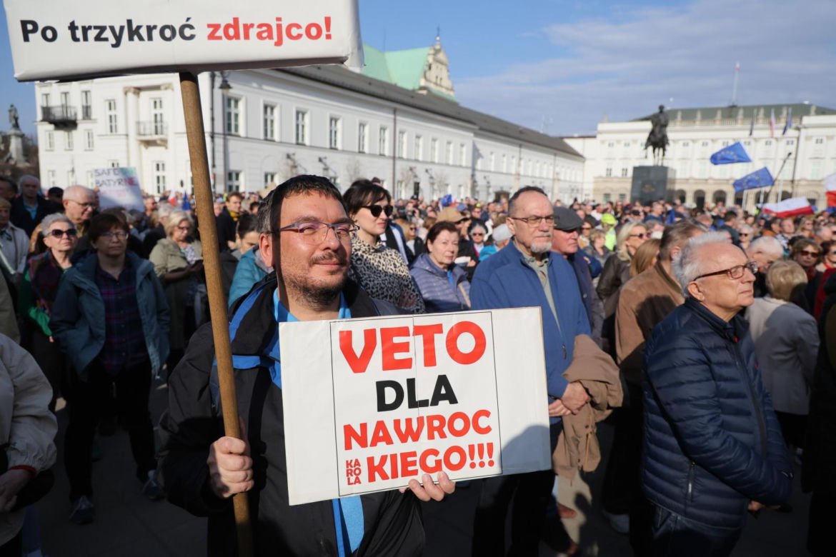 „Śmierdzi to ruską skarpetą!” Gorąco w Warszawie! Wielki protest na Krakowskim Przedmieściu