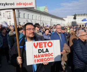 „Śmierdzi to ruską skarpetą!” Gorąco w Warszawie! Wielki protest na Krakowskim Przedmieściu