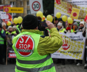 Protest ws. wariantów S7 przed siedzibą oddziału GDDKIA w Krakowie