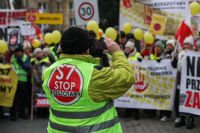 Protest ws. wariantów S7 przed siedzibą oddziału GDDKIA w Krakowie