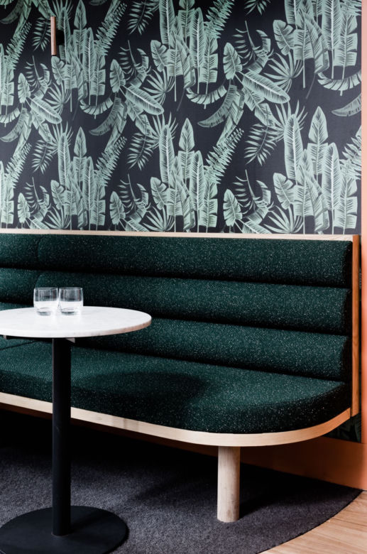 Tropikalne wnętrze restauracji w Sydney 