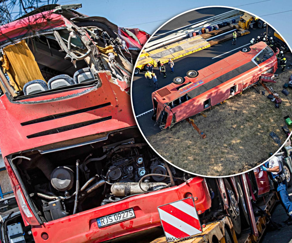 Zniszczony tył czerwonego autokaru. Na miniaturze pojazd leżący na boku. O wypadku na Węgrzech przeczytasz w Eska.